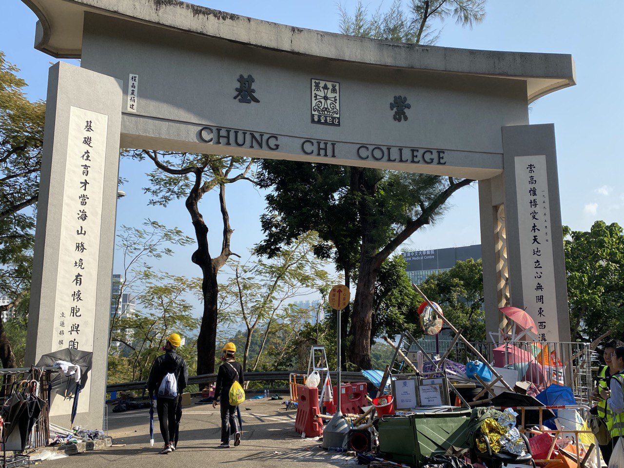 香港中文大學面臨警方連續兩天火力猛攻，該校所有出入口設置路障，以及校園內一部地方變成物資供應站，成為臨時微型「戰場」。（駱亞／大紀元）