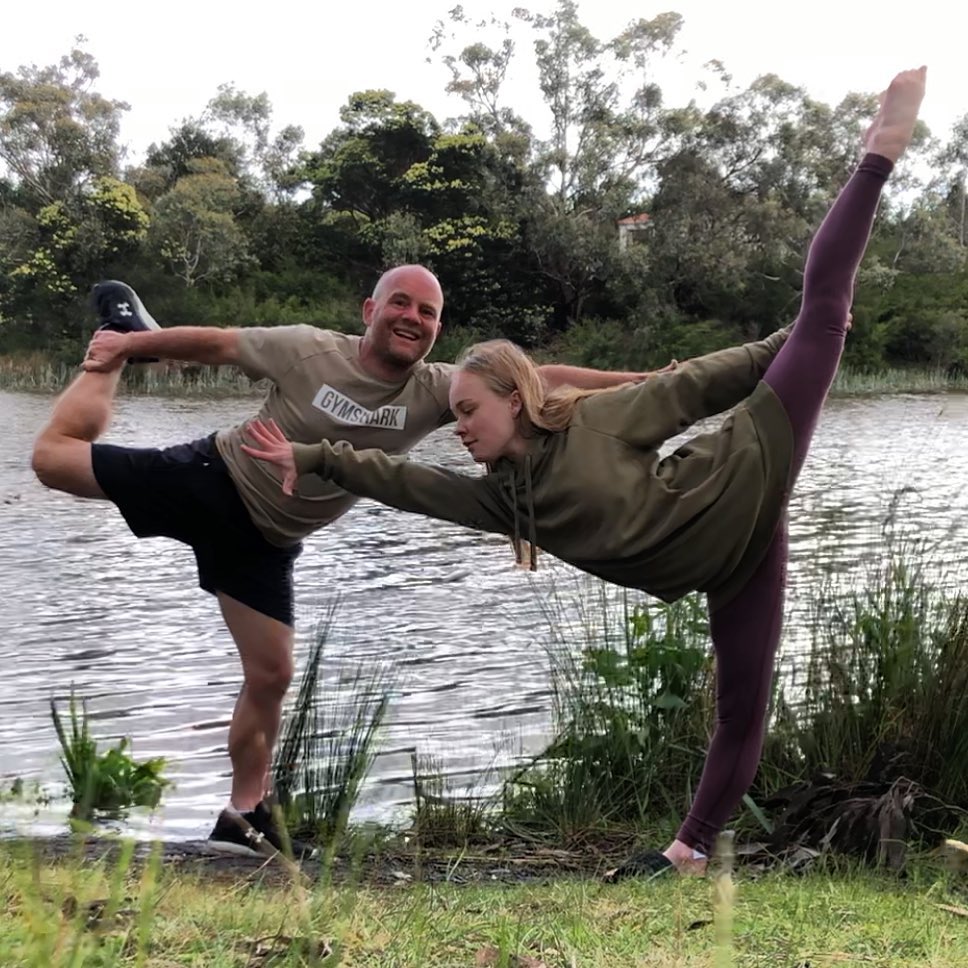 雖然體操項目難度大、專業性強，但澳洲墨爾本一位意志堅定的父親卻長期堅持與女兒一起學習各種體操動作。（@my_gym_dad提供）