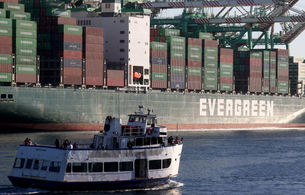 美聯儲在最新的調查報告中說，全美許多地區受到供應鏈中斷的困擾。圖為2021年11月24日，一艘貨櫃船停泊在美國加州洛杉磯港。（Mario Tama/Getty Images）