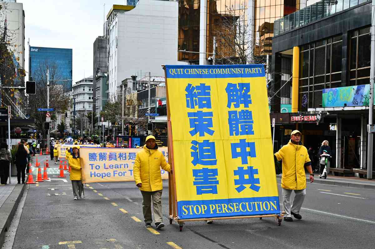 2025年7月19日,紐西蘭部份法輪功學員齊聚奧克蘭市中心伊利沙伯廣場,舉行反迫害26周年集會,並在皇后街進行了聲勢浩大的「解體中共、結束迫害」的遊行活動。圖為遊行隊伍中醒目的真相推車。(趙凱/大紀元)