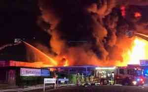 巨大火球吞噬悉尼西北區廢物處理廠　