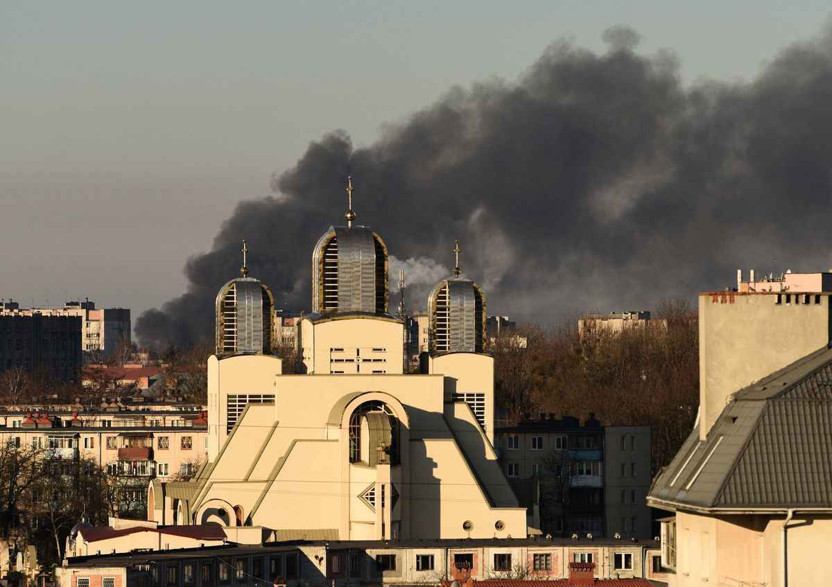 2022年3月18日，烏克蘭西部城市利沃夫（Lviv）遭到攻擊後冒出陣陣濃煙。市長說，俄軍摧毀了該市的一個飛機修理廠。 （Yuriy Dyachyshyn/AFP via Getty Images）