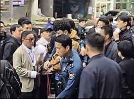 濟州中國遊客破壞法輪功展板 被南韓警方逮捕