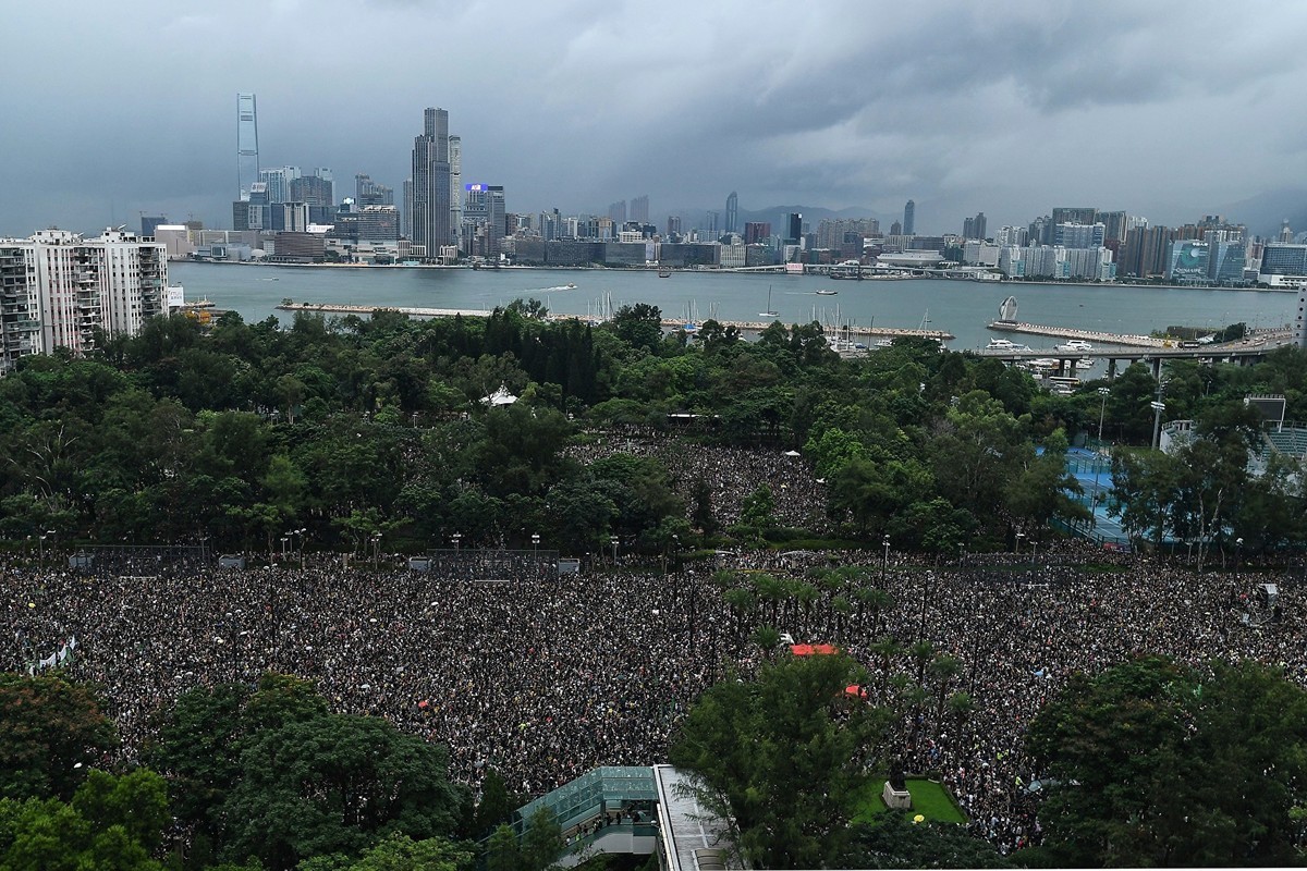 《華日》認為，雖然情況惡化會令香港人損失很多，但北京對香港的依賴程度遠遠深於表面上可能呈現的程度。圖為2019年8月18日，香港抗議人士在維園舉行流水式集會。（MANAN VATSYAYANA/AFP/Getty Images）
