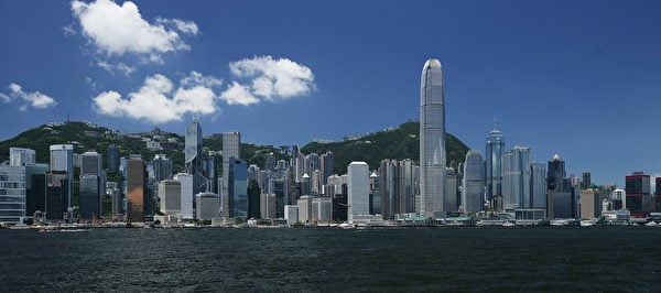 在1997年年香港主權移交前，人們擔心不確定性而離開，但現在他們卻是因為確定香港的經濟，政治環境惡化而離開。（羅嘉輝/中國圖片/蓋蒂圖片社）