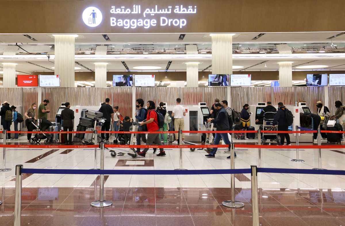 2022年2月21日，杜拜國際機場的旅客。（KARIM SAHIB/AFP via Getty Images）