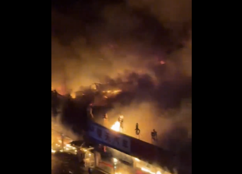 河北邢台汽車城爆火災 烈火燒紅夜空（影片）