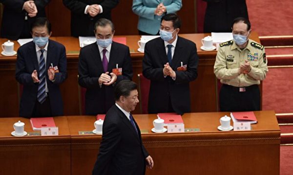 2020年5月28日，中共國家主席習近平走入人民大會堂舉行的被稱作「橡皮圖章」的人民代表大會閉幕式。（Nicolas Asfouri/AFP via Getty Images）
