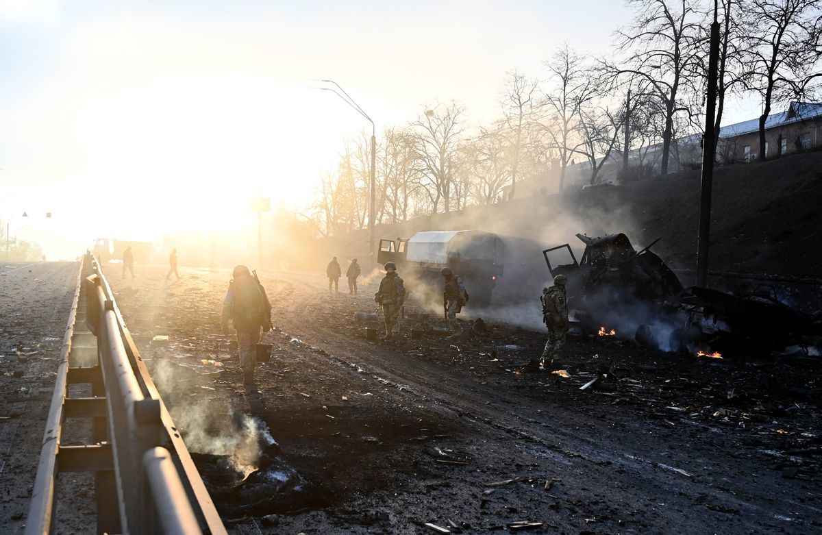 2022年2月26日，烏克蘭軍人首都基輔，尋找並收集未爆炸的炮彈。當天凌晨，烏俄雙方在基輔郊區發生了數場激戰。 （SERGEI SUPINSKY/AFP via Getty Images）