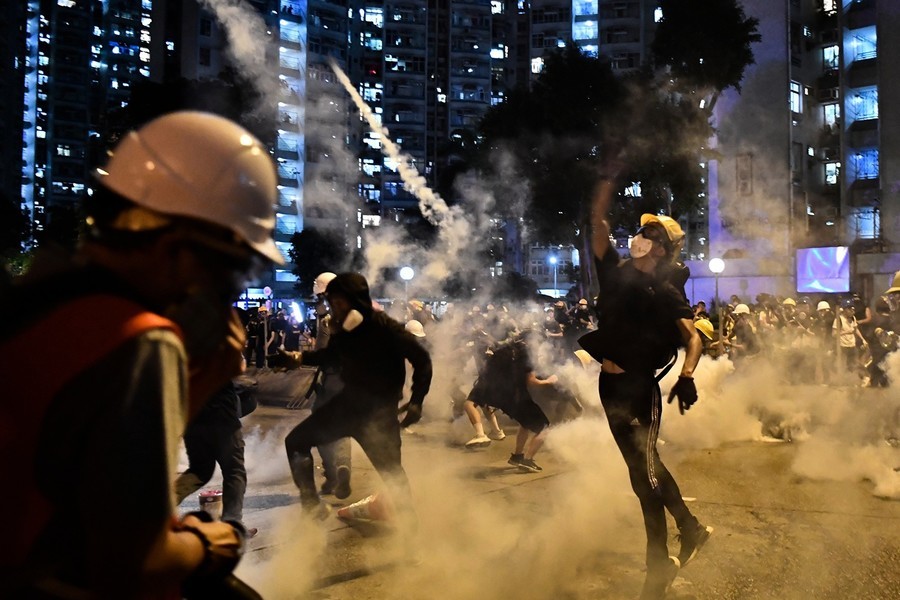 外媒：反制警方催淚彈 香港抗議人士有創意