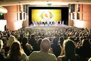 「來自神的訊息」神韻加州莫德斯托大爆滿