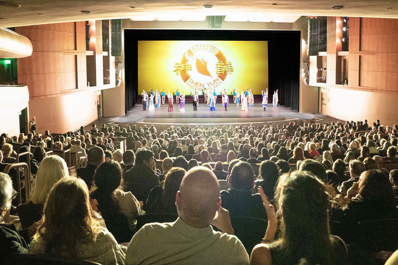 「來自神的訊息」神韻加州莫德斯托大爆滿