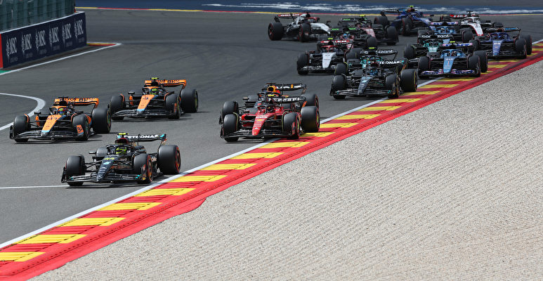 2023年7月30日,F1比利時站,從第六位發車的荷蘭車手韋斯達賓(Max Verstappen)率先衝線,成為F1史上第二位完成八連勝車手,並助紅牛車隊取得開季12連勝,再次刷新紀錄。圖為F1比利時站正賽比賽時的情景。(Peter Fox/Getty Images)
