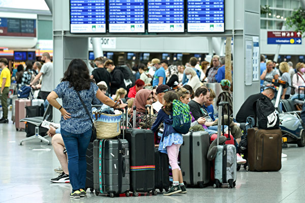 2022年7月1日，德國杜塞爾多夫（Dusseldorf），受到COVID-19（新冠病毒）疫情及因病短缺的人力影響，德國許多機場的登機手續處理時間比平時更長。圖為旅客在杜塞爾多夫國際機場排隊等候。（Ina Fassbender/AFP）
