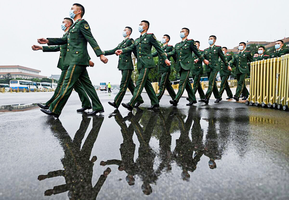 2021年10月9日，中共武警部隊官兵代表走過北京人民大會堂。（Noel Celis/AFP via Getty Images）