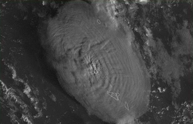 2022年1月15日，衛星拍到的湯加洪阿—湯加—洪阿—哈阿帕伊（Hunga-Tonga-Hunga-Ha’apai）火山大爆發。（Handout / NOAA/GOES / AFP）