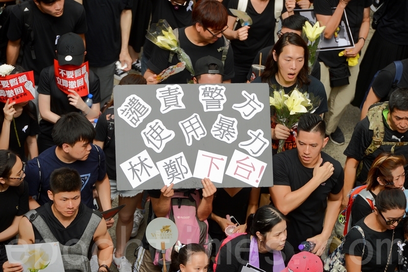 香港特首林鄭月娥15日宣佈暫緩修訂《逃犯條例》後，民主派議員表明不接受，16日再發起遊行，共兩百萬人參與，人數空前。（宋碧龍／大紀元）