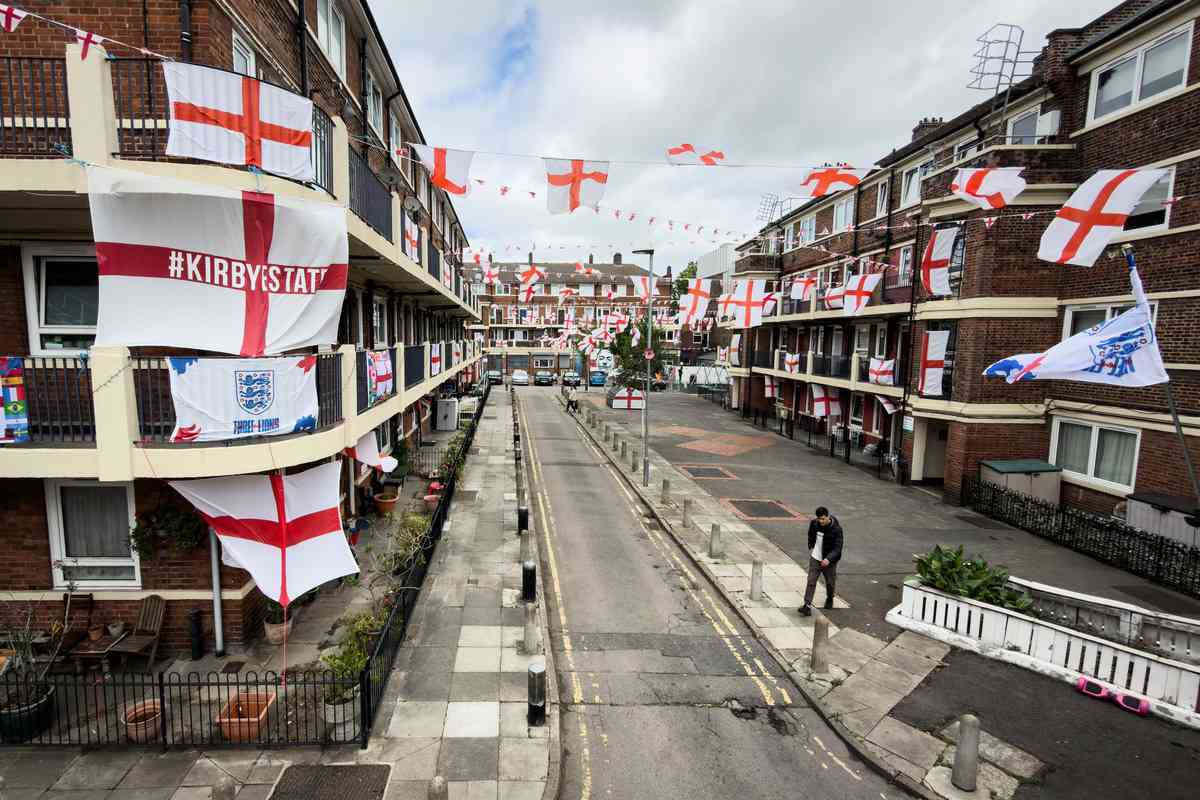 2026年6月12日，為支持英格蘭隊爭奪2026年FIFA世界盃冠軍，柯比社區（Kirby Estate）的居民裝飾自己的房屋，將數百面喬治十字旗懸掛在陽台和燈柱上。英格蘭隊將在本屆世界盃賽事的首戰中對陣克羅埃西亞隊。（Leon Neal/Getty Images）