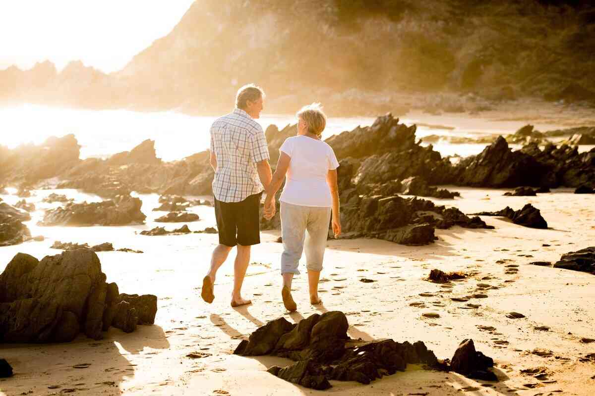 老伴,老來之伴,相伴終生,夫妻之恩義如涓涓細流浸透心田。(Shutterstock)