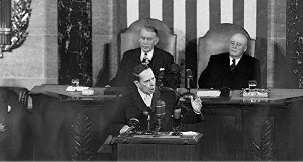 1951年4月19日，麥克阿瑟在美國國會進行告別演說。（historyonthenet）
