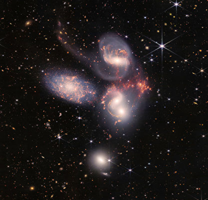 NASA（美國太空總署）的占士‧韋伯太空望遠鏡在圍繞一顆遙遠的類太陽恆星運行的熾熱、蓬鬆的氣體巨行星周圍的大氣中捕捉到了水的獨特特徵，以及雲和霧霾的證據。（NASA/ESA/CSA/STScI）
