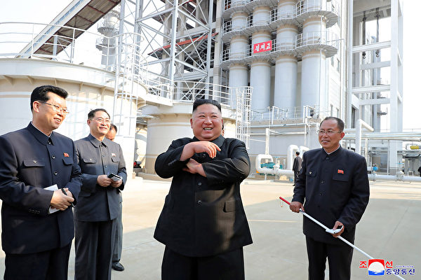 圖為北韓官媒公佈的金正恩在5月1日參加順天磷肥工廠竣工典禮的照片。（STR / KCNA VIA KNS / AFP）