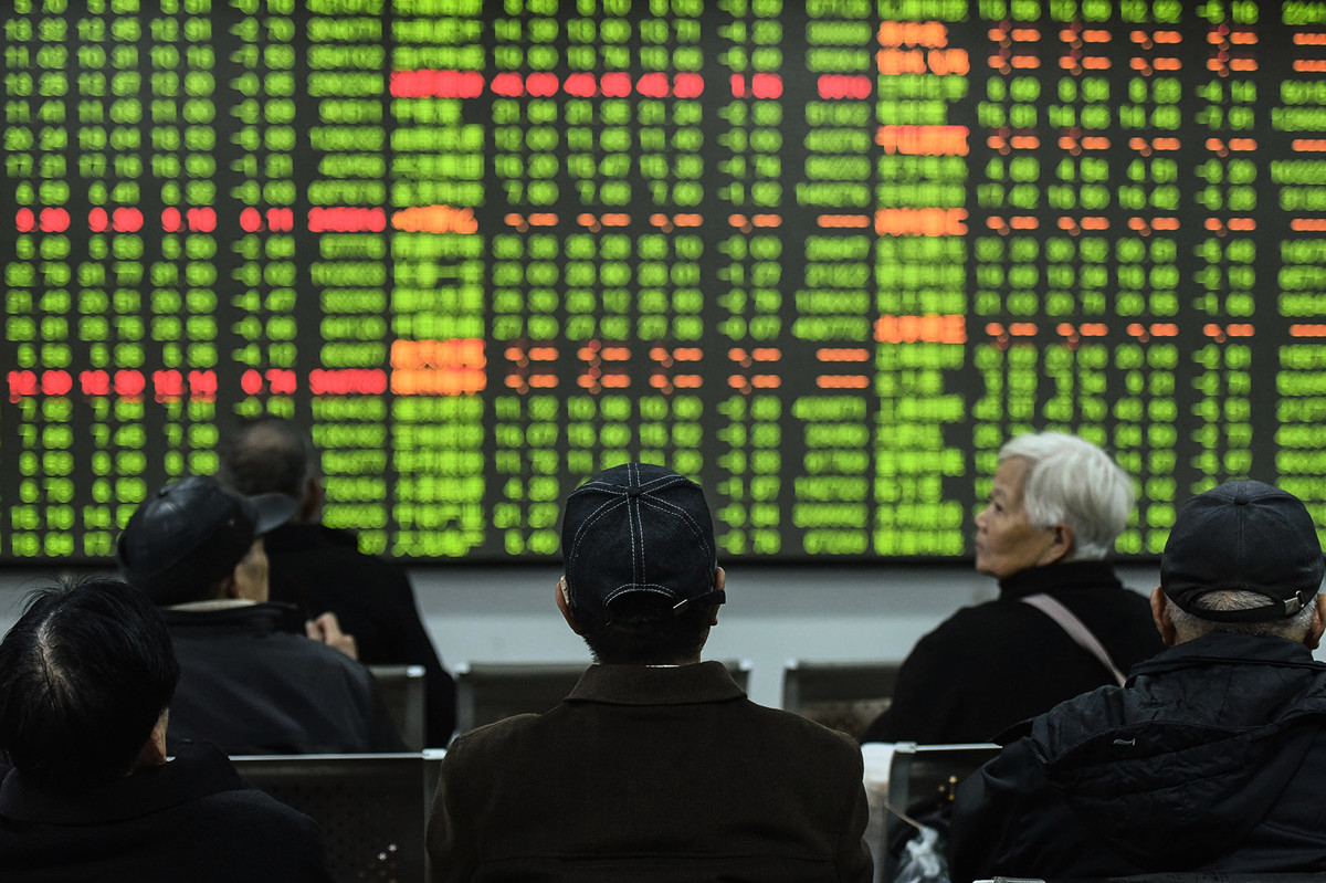 近日，暴風集團股票被深交所終止上市。圖為大陸投資者在杭州證券公司觀看股票市場走勢。（AFP/Getty Images）