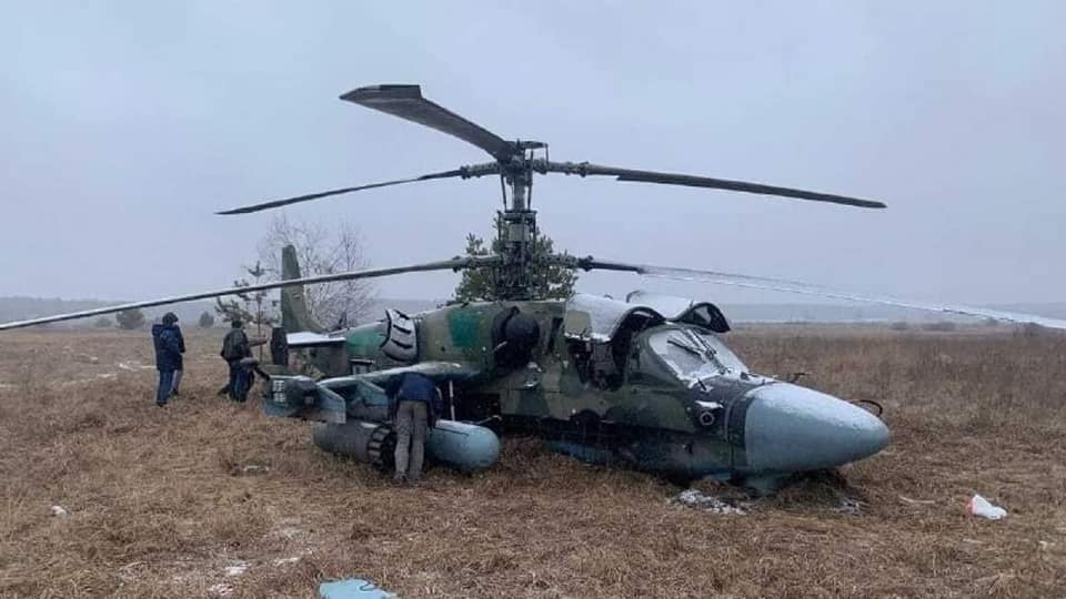 美媒報道，2022年3月15日烏克蘭部隊在赫爾松國際機場摧毀多架俄羅斯軍用直升機。圖為3月3日，烏克蘭軍方公布的俄軍直升機被擊落的圖片。（烏克蘭國防部）