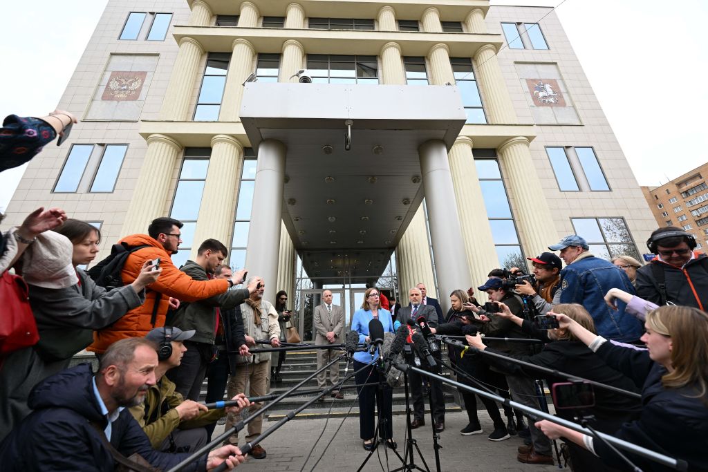 莫斯科市法院駁回了《華爾街日報》記者Evan Gershkovich提出的解除審前拘留的上訴。圖為2023年4月18日，在聽證會結束後，美國駐俄大使Lynne Tracy（中左）在莫斯科市法院外與媒體交談。（Natalia Kolesnikova/AFP via Getty Images）