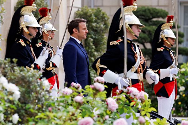 2022年5月7日，馬克龍在愛麗舍總統府花園檢閱部隊。（GONZALO FUENTES / POOL / AFP）