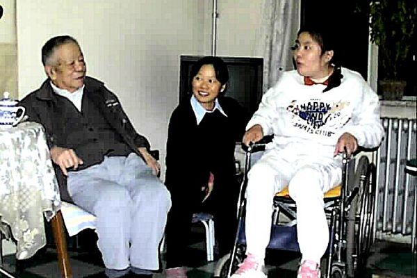 「鉈中毒」案當事人朱令安葬 父母將繼續追兇