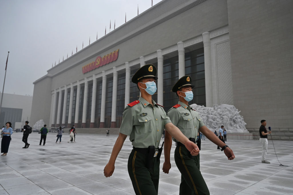 北京把很多英文路牌改為漢語拼音，引發議論。（Kevin Frayer/Getty Images）