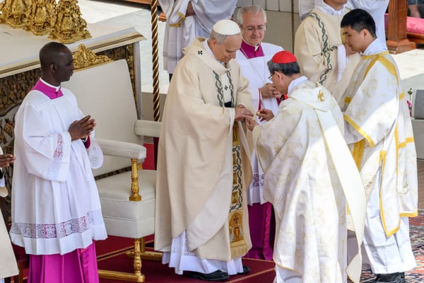2025年5月18日,梵蒂岡城聖伯多祿廣場舉行了教宗良十四世(Pope Leo XIV)就職彌撒。其間,教宗良十四世(Pope Leo XIV)獲頒象徵其天主教會領袖權威與角色的「漁夫戒指」。(Antonio Masiello/Getty Images)