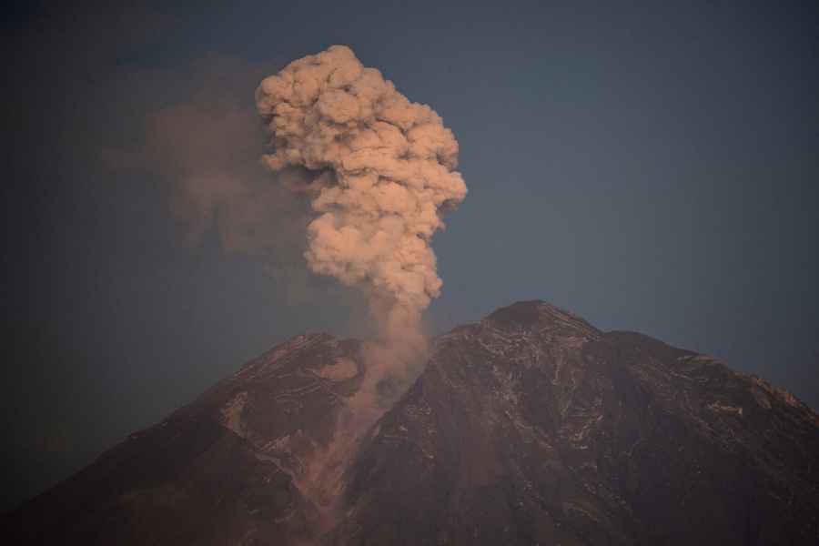 印尼塞梅魯火山噴發 近2500人撤離（多圖）