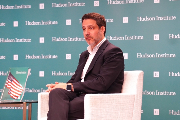 美前情報官：當今世界 監控無處不在