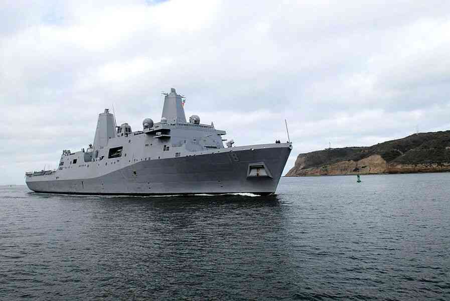 美海軍兩棲艦在日本沖繩附近起火
