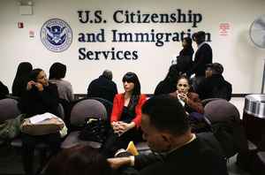美移民局更新：獲庇護後申請綠卡 必須在美實際居住一年