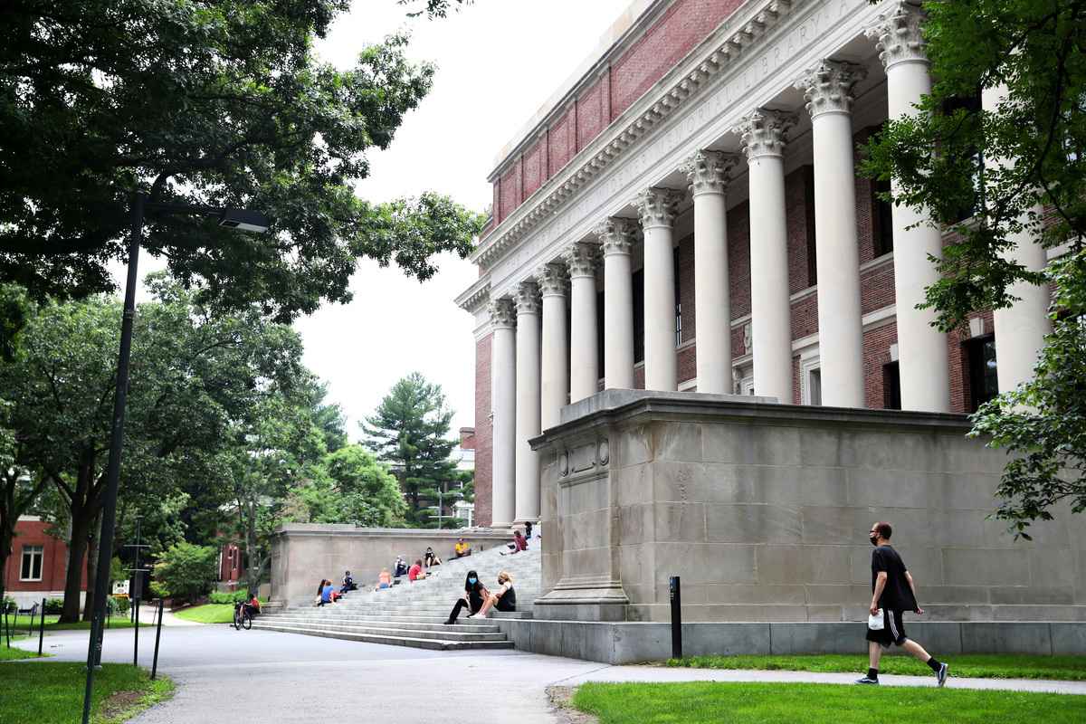 美國最高法院將從10月開始分別聽取哈佛大學和北卡州大學（UNC）招生歧視案的口頭辯論，該案眼下備受矚目。（Maddie Meyer/Getty Image）