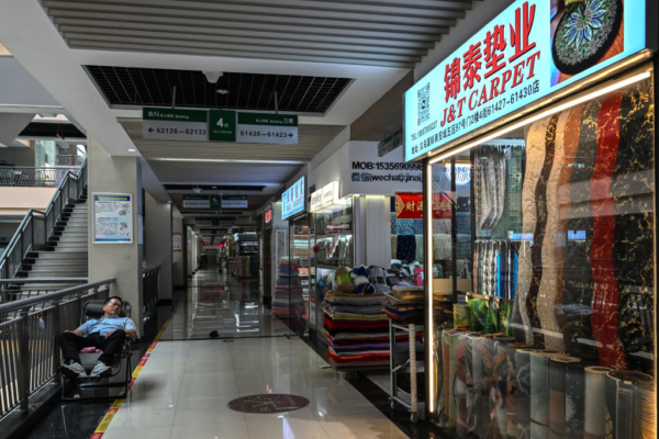 中國經濟學家向松祚認為,即使最樂觀的估計,中國出口至少下降一成以上,產能過剩的出口轉內銷,將掀起價格戰,那是生死存亡挑戰。圖為2024年9月21日,浙江義烏商城內正在休息的一名業主。(Adek Berry/AFP via Getty Images)