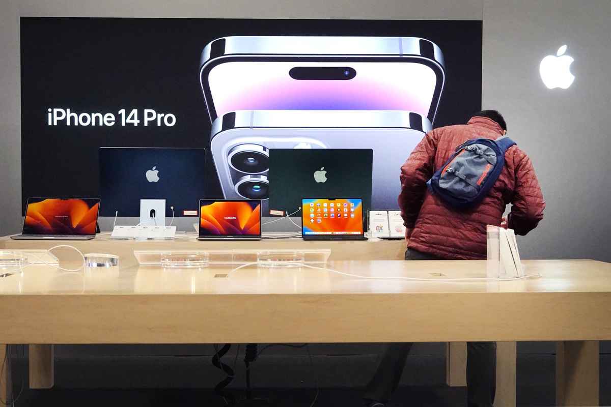 2022年11月28日,美國芝加哥市,一位顧客在選購Apple產品。由於中共「清零」限制和富士康鄭州廠抗議事件,蘋果公司正面臨著嚴重的iPhone短缺。(Scott Olson/Getty Images)