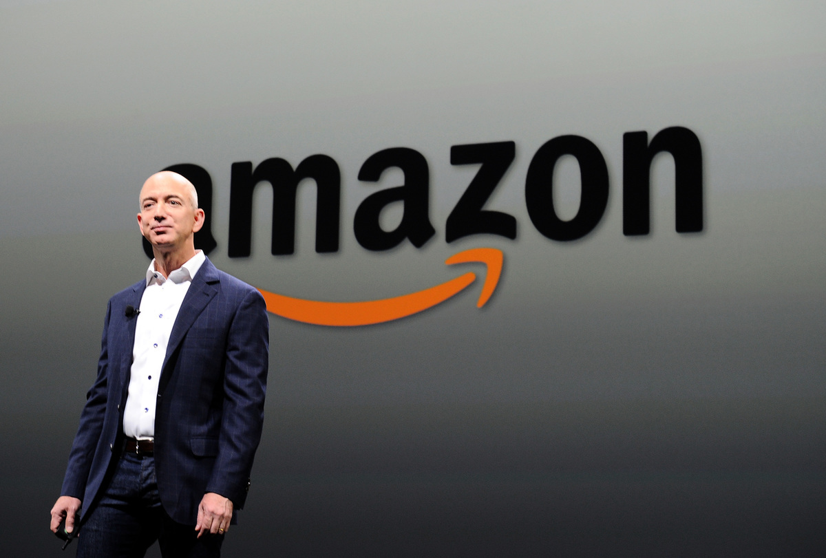 亞馬遜（Amazon）在2018年9月4日成為美國第二家市值破萬億的上市公司。（JOE KLAMAR/AFP/Getty Images）
