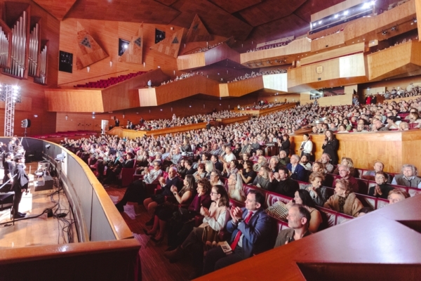 中共干擾成笑柄 西班牙議員紛紛支持神韻