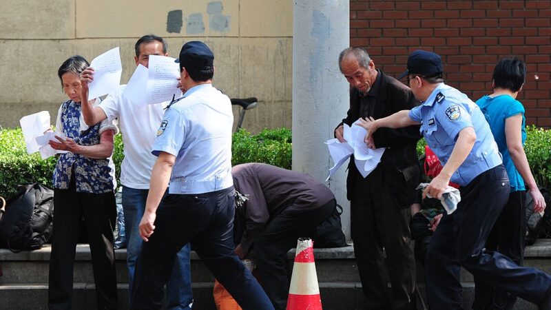 2012年5月8日，在北京，抗議醫療和徵地問題的上訪者在朝陽醫院外被警方拘留。（Mark Rolston/AFP/GettyImages）