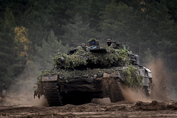 圖為2022年10月26日，北約部隊在立陶宛帕布萊德進行「鐵狼」演習中的一輛德國豹式坦克。 （WAEM/BELGA MAG/AFP via Getty Images）
