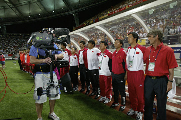 2002年6月8日，外教米盧（Bora Milutinovic，右）帶領中國足球隊進入世界盃決賽圈，在南韓西歸浦對陣小組賽的對手巴西。（Andreas Rentz/Bongarts/Getty Images）