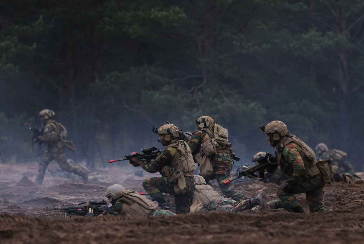 2022年10月26日，立陶宛帕布拉德（Pabrade），比利時軍隊參加北約（NATO）舉行的鐵狼（Iron Wolf）軍演。（Sean Gallup/Getty Images）