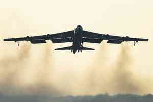 最後期限逼近 美B-52轟炸機從英國基地起飛