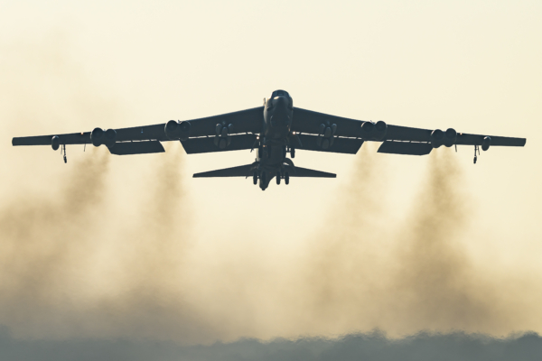 最後期限逼近 美B-52轟炸機從英國基地起飛