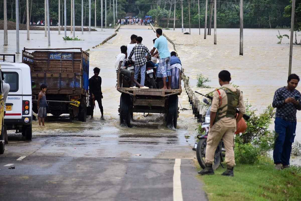 2025年6月3日,印度阿薩姆邦霍賈伊區(Hojai district)發生嚴重洪澇,人們帶著物品,乘坐拖拉機轉移至安全地帶。(Anuwar Hazarika/Middle East Images/AFP via Getty Images)