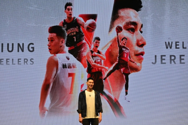 2025年8月31日,歷史上首位NBA美籍華裔球星、37歲的林書豪(Jeremy Lin)在社交媒體上宣布退役,結束了自己15年的籃球職業生涯。2012年,他曾在紐約上演了「林瘋狂」時刻,大受歡迎。(Sam Yeh/AFP via Getty Images)